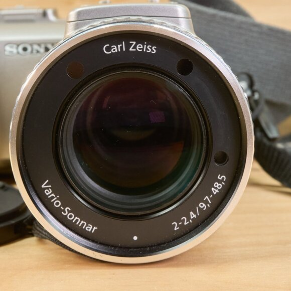 Sony Cyber-shot DSC-F707 / 5MP Digital Camera / Carl Zeiss Lens / NightShot - Picture 3 of 10